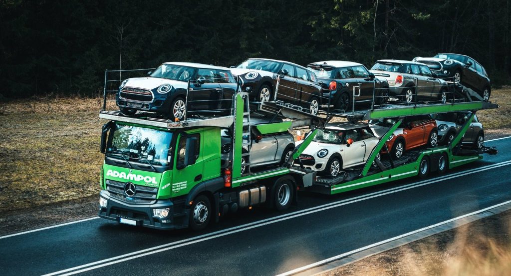 auto transporter z samochodami